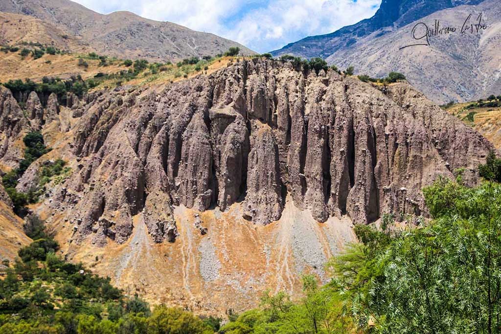 Cerro con surcos